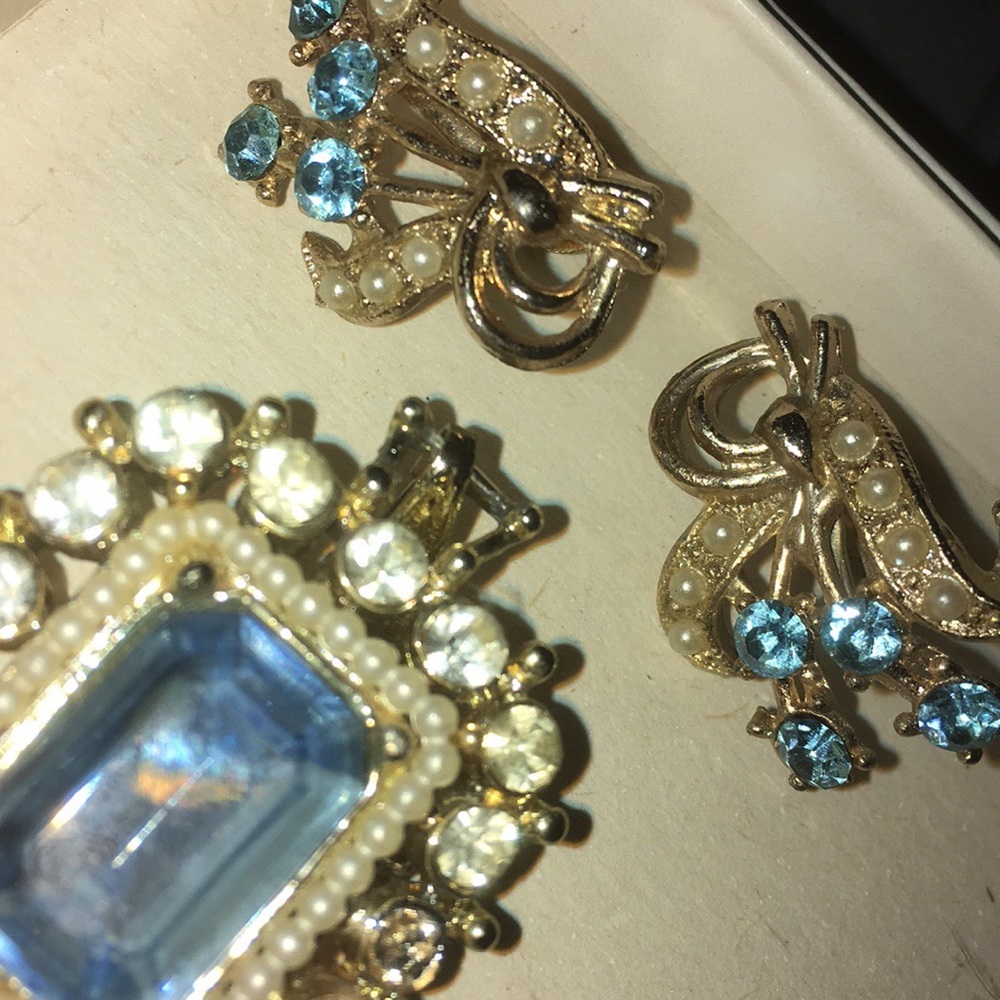 Sparkly set / separates classy earrings screw-back